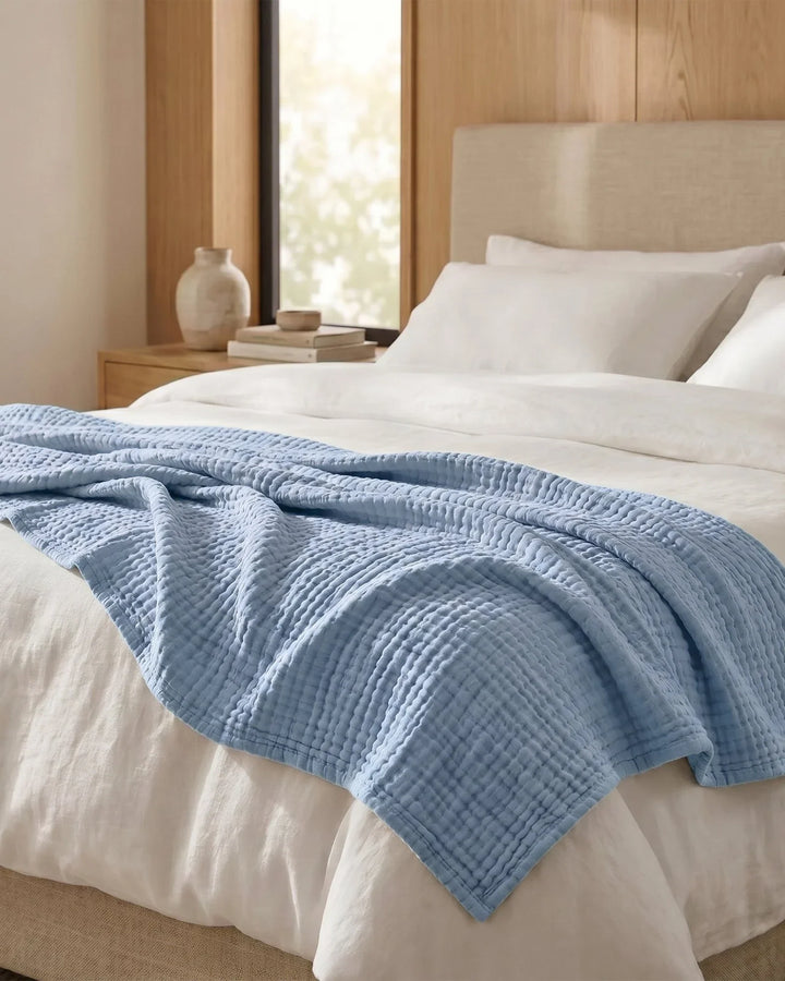 Plaid en coton, doux au toucher, respirant, pour un confort simple et élégant à la maison.