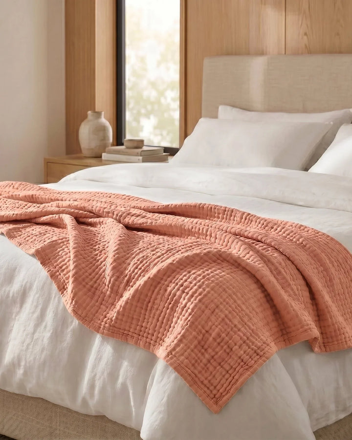 Jeté de lit en coton, doux, respirant, naturel, parfait pour une chambre sereine et confortable.