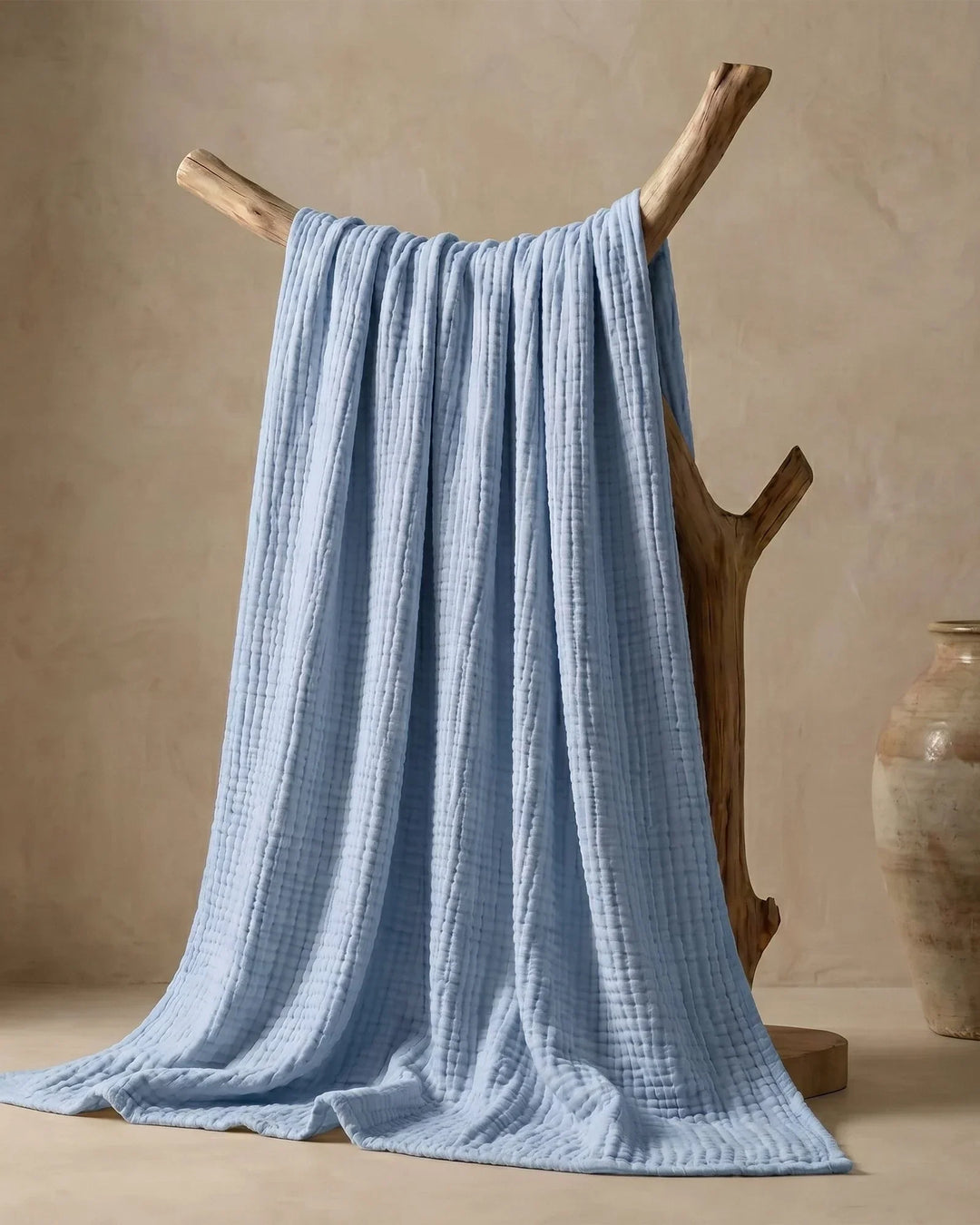 Plaid en mousseline de coton, léger et aéré, apporte confort naturel sur lit et canapé.