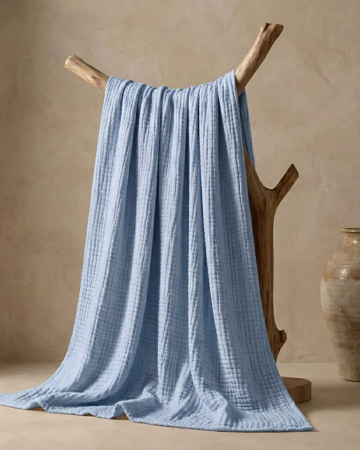 Plaid en mousseline de coton, léger et aéré, apporte confort naturel sur lit et canapé.