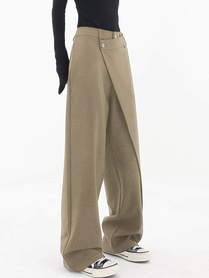 Pantalon chic femme, coupe large asymétrique, double boutonnage, élégance décontractée.