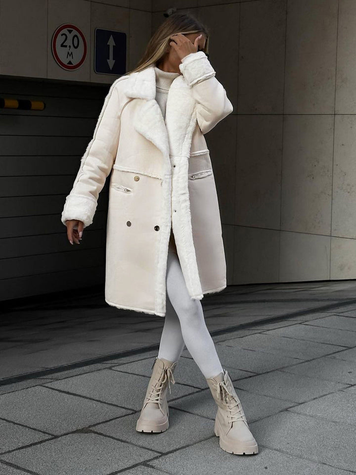 Pardessus femme élégant pour hiver/automne. Manteau chic gris/beige, confortable et tendance. Mode féminine.
