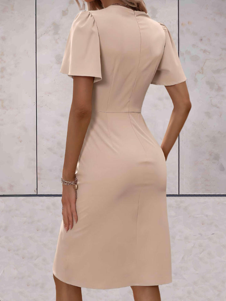 Robe portefeuille femme avec ceinture ajustable, col en V. Tenue élégante qui sublime la silhouette.