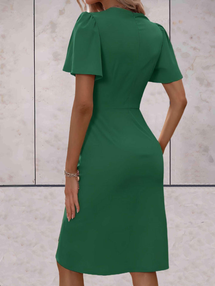 Robe portefeuille femme, col en V ajustable. Tenue élégante et polyvalente pour toutes occasions.