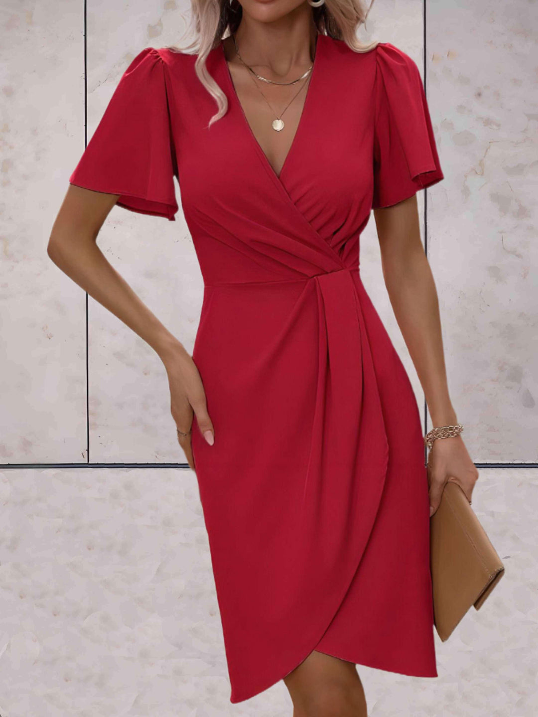 Robe portefeuille élégante femme, col en V, ajustable. Parfaite pour une tenue chic de jour ou de soirée.