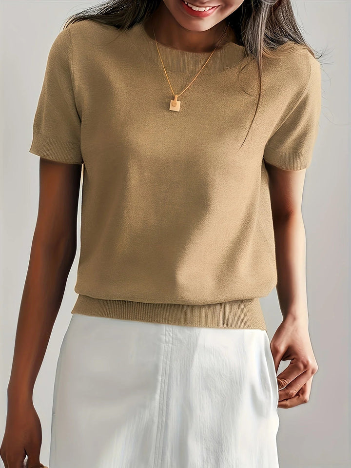 Pull femme décontracté, maille légère manches courtes, style casual pour les journées printanières.