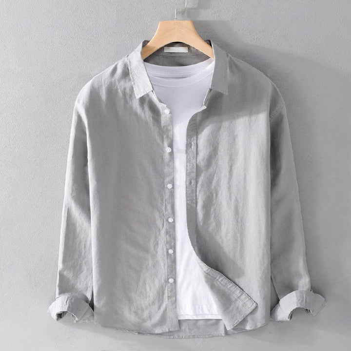 Homme posant avec la chemise boutonnée Henderson, look décontracté chic, mode masculine intemporelle.