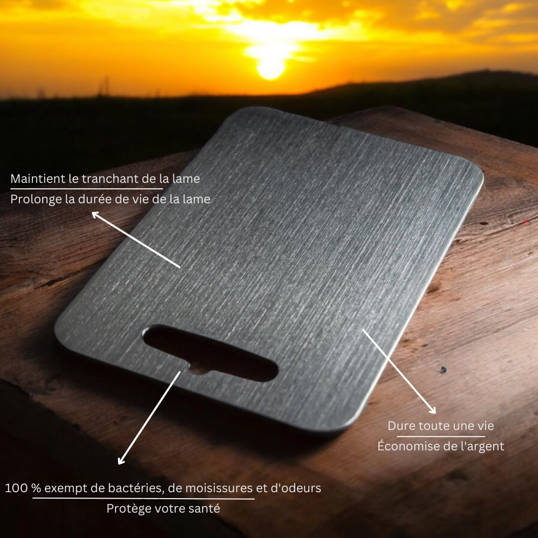 Ustensile de cuisine moderne : planche à découper en titane pour une préparation saine et sécurisée des aliments.