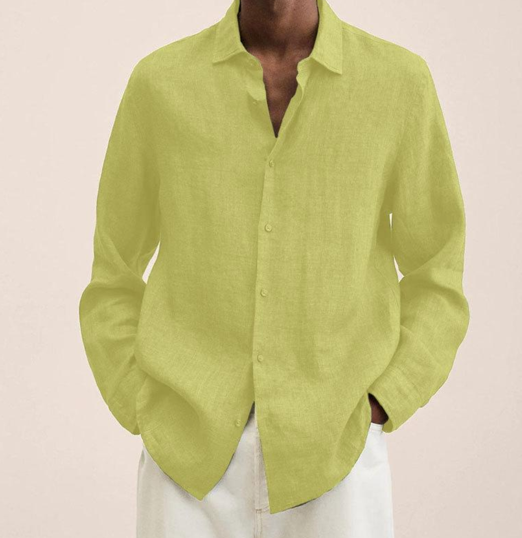 Chemise homme en lin blanc, manches longues, respirante, look été chic et frais.