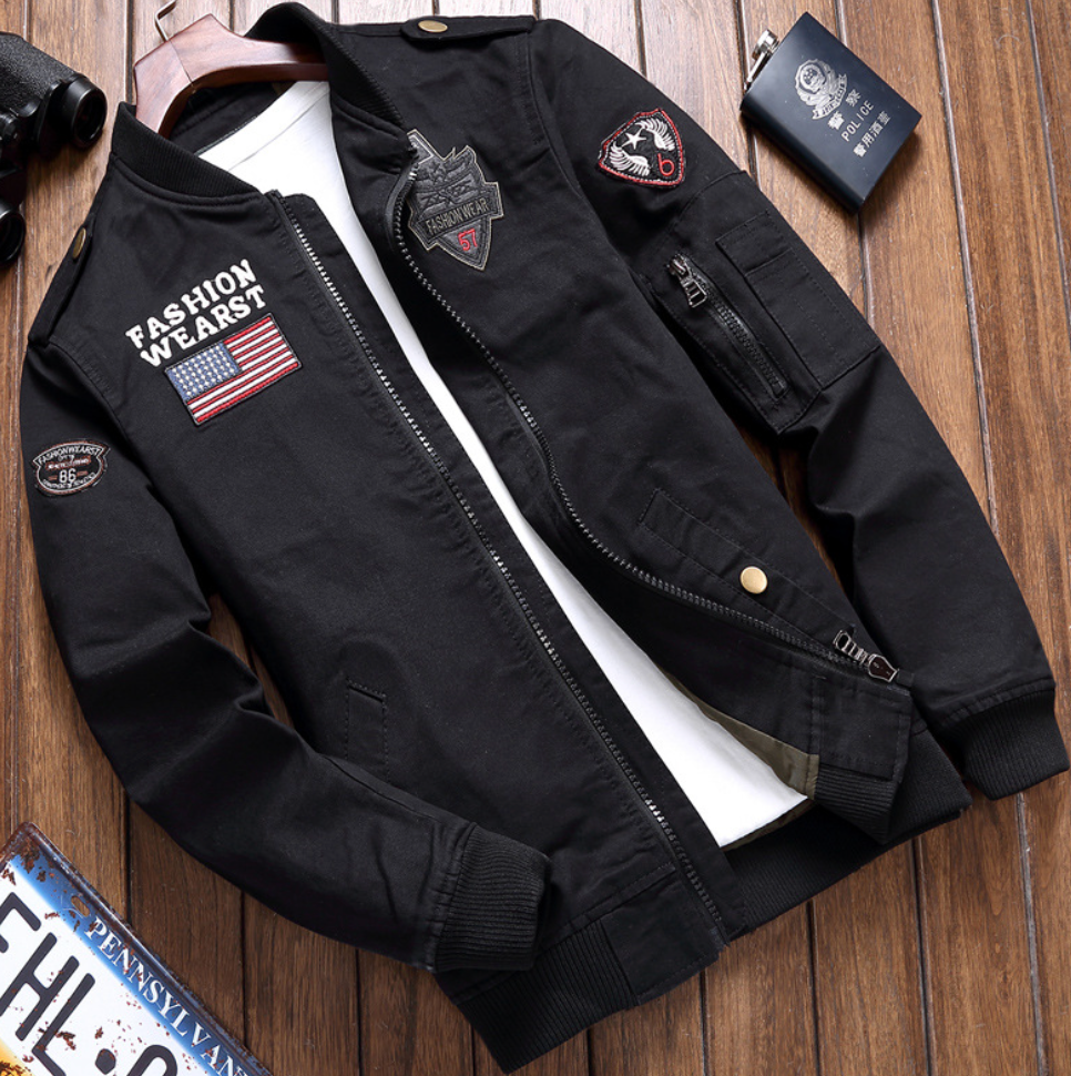 Détail veste militaire homme chic, tissu résistant, idéale pour automne/printemps. Confort et style urbain.