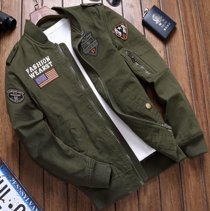 Homme portant veste militaire tendance et polyvalente, idéale pour un look urbain stylé ou extérieur. Mode homme.