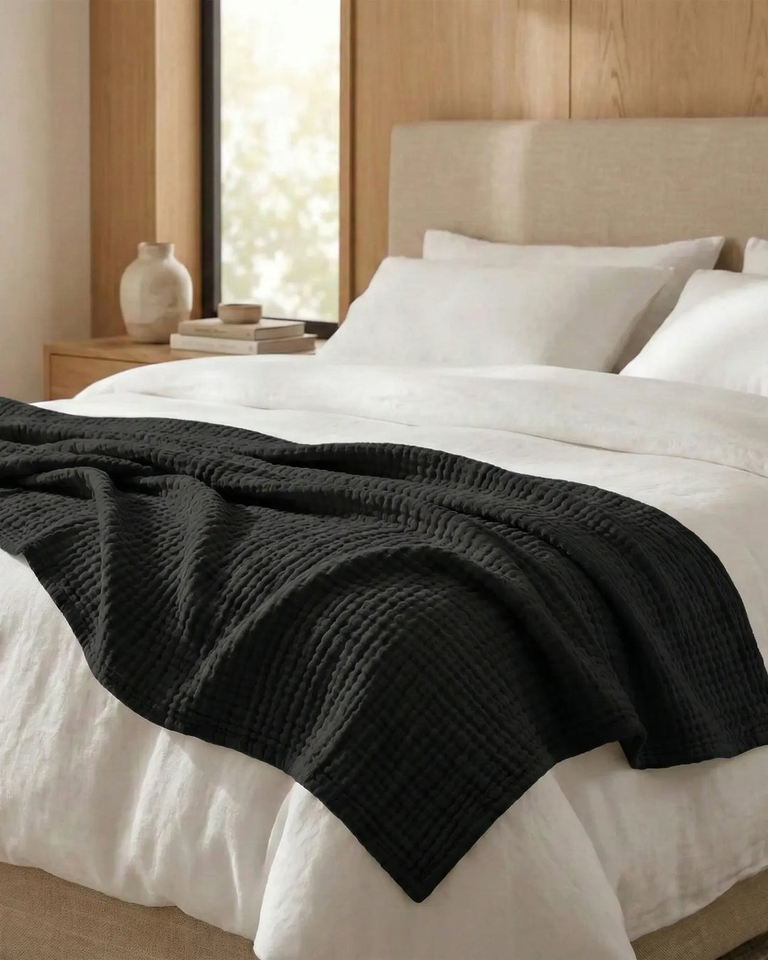 Jeté de lit en coton, respirant et confortable, ajoute une touche naturelle à la chambre.
