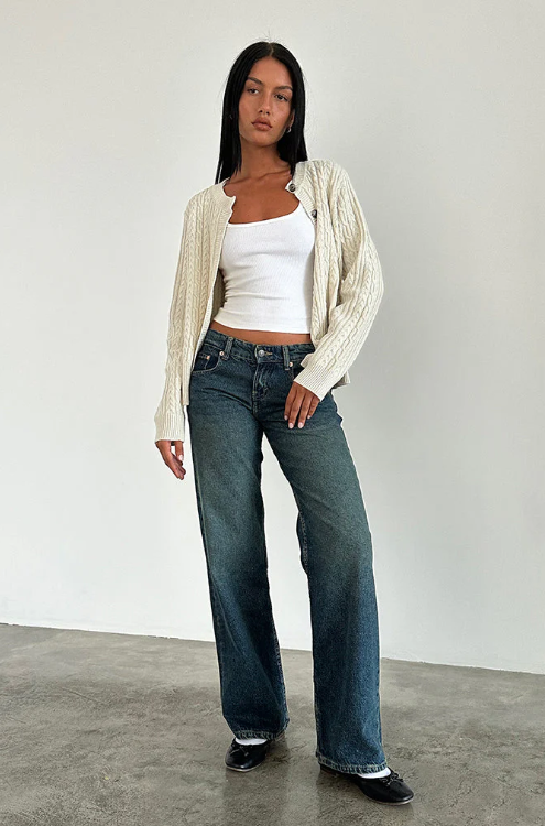 Jean femme Y2K taille basse ajusté, parfait pour un look urbain moderne et décontracté. Vêtements tendance.