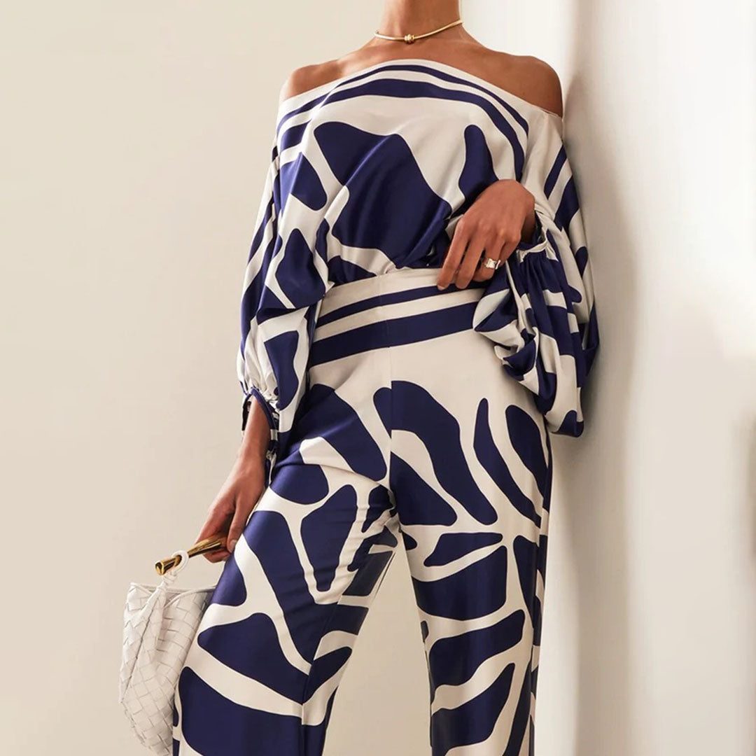 Top off-shoulder et pantalon large taille haute forment cet ensemble femme deux pièces. Chic et tendance pour l'été.