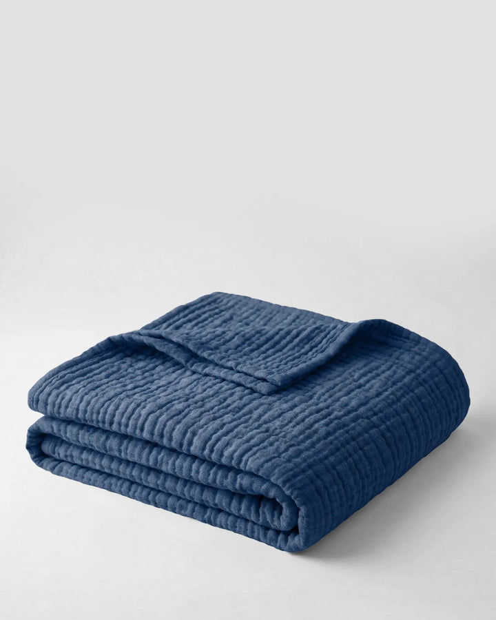 Jeté de lit en gaze de coton, respirant et doux, idéal pour un sommeil confortable et naturel.