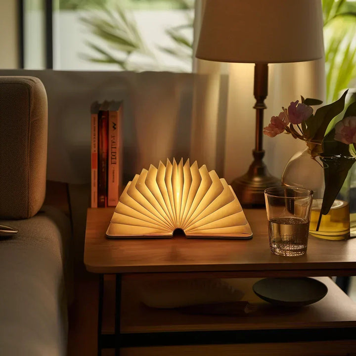 Livre lumineux LED décoratif, lampe de bureau ou chevet, ambiance chaleureuse.