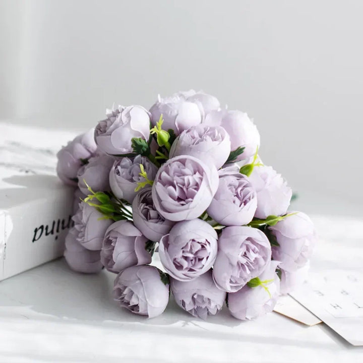 Décoration d'événements chic: bouquet de pivoines en soie éternelle, fleurs artificielles luxueuses.
