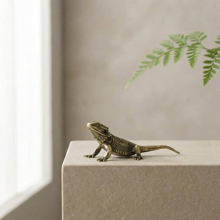 Figurine de lézard en laiton élégante, décoration intérieure pour bureau ou maison.