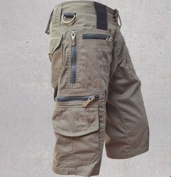 Homme portant un short cargo tactique gris, vêtement confortable et durable pour un style polyvalent en été.