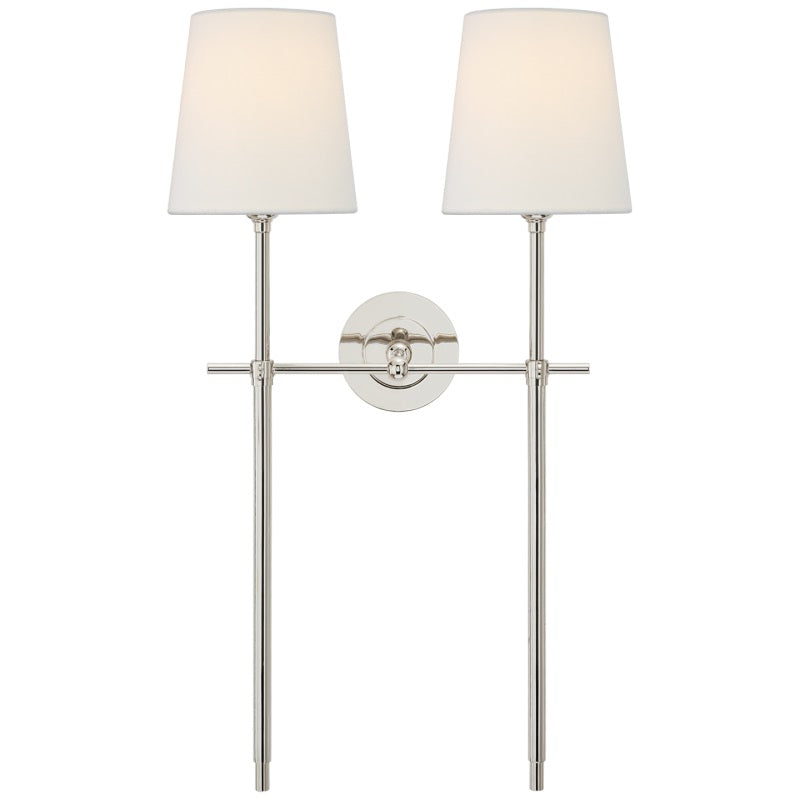 Luminaire mural design moderne, bras nickel, abat-jour tissu beige clair. Lumière douce intérieure.