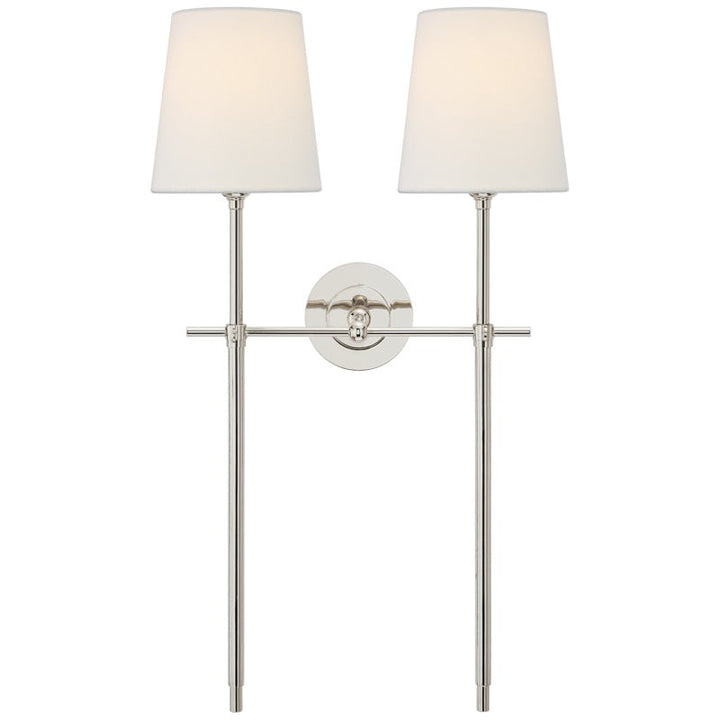 Luminaire mural design moderne, bras nickel, abat-jour tissu beige clair. Lumière douce intérieure.