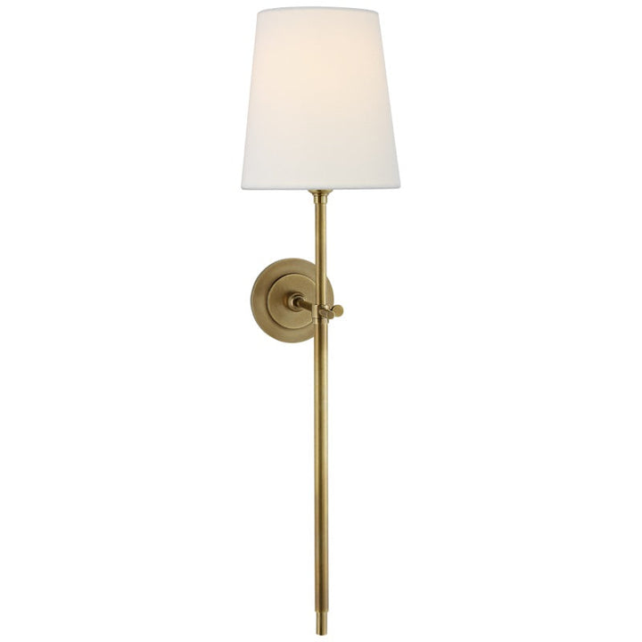 Lampe murale laiton, abat-jour tissu beige. Apporte une ambiance classique et élégante à l'intérieur.