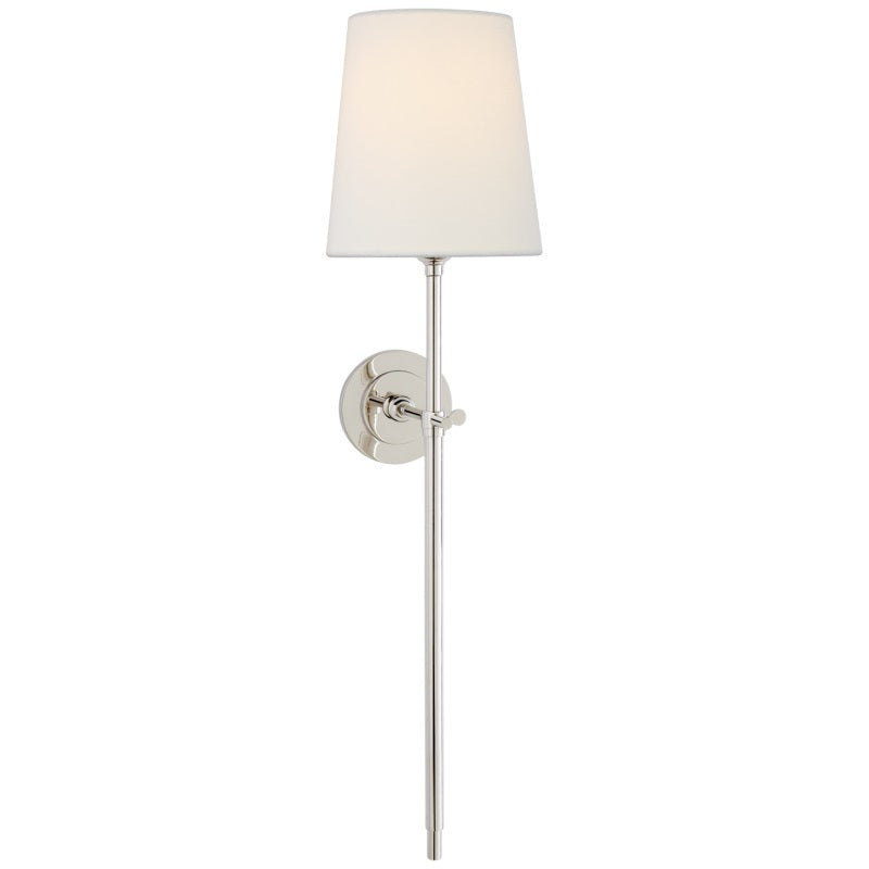 Lampe murale élégante, bras nickel poli, abat-jour tissu blanc. Décoration intérieure raffinée.