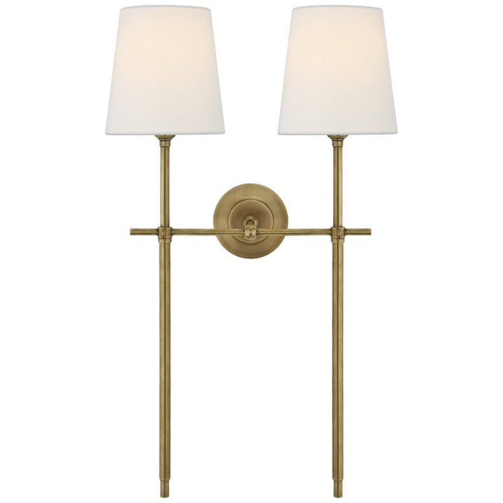 Lampe murale contemporaine, bras laiton, abat-jour tissu blanc. Éclairage intérieur doux et élégant.