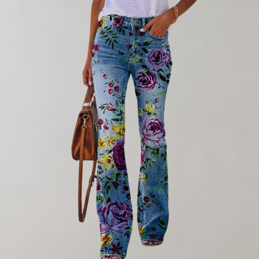 Pantalon jean femme évasé, motif floral tendance. Idéal pour un look mode élégant et décontracté.