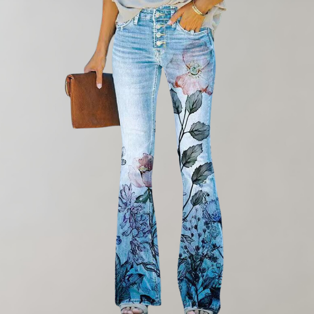 Détail du jean femme évasé: imprimé floral vibrant et coupe flatteuse. Style chic et confortable.