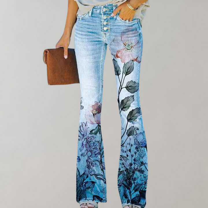 Détail du jean femme évasé: imprimé floral vibrant et coupe flatteuse. Style chic et confortable.