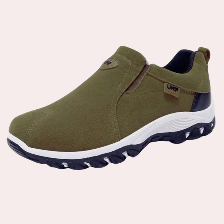 Chaussures hommes slip-on avec semelle épaisse pour un confort supérieur et une adhérence antidérapante en ville.