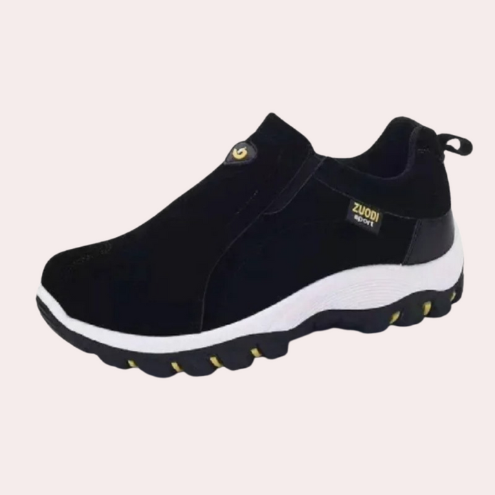 Vue latérale de chaussures slip-on noires pour hommes, semelle épaisse pour confort et adhérence antidérapante urbaine.