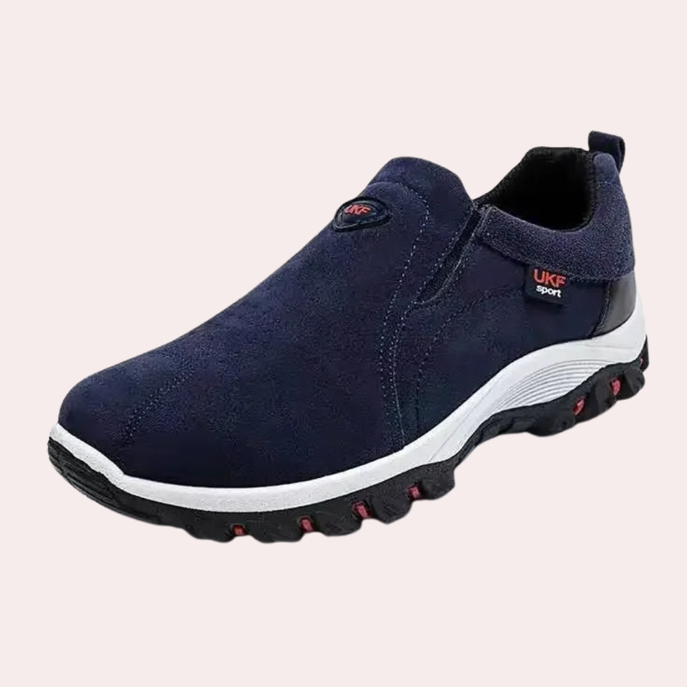 Chaussures slip-on décontractées pour hommes, vue de face. Style élégant et facile à enfiler pour la marche en ville.