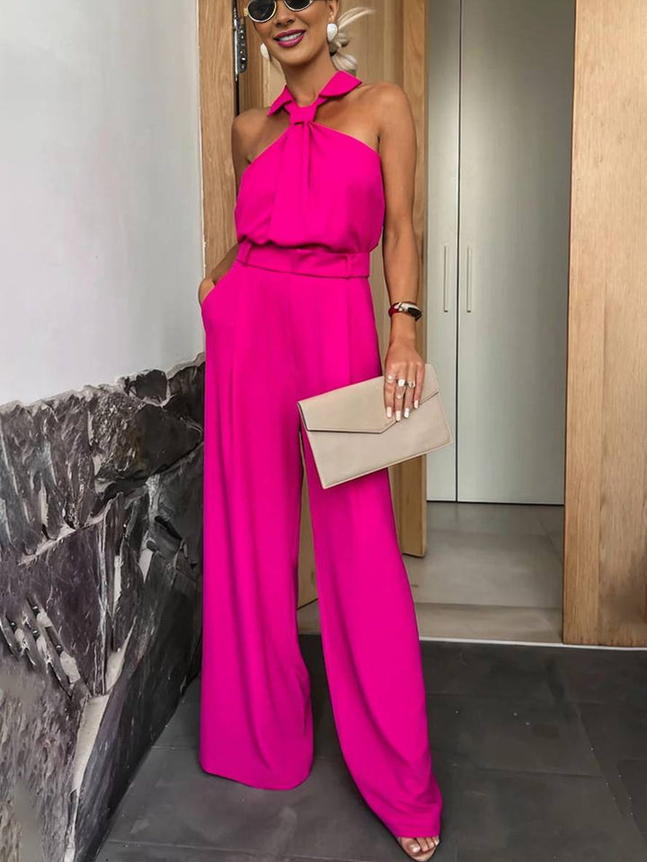Femme en combinaison ample fluide, col chemise sans manches. Tenue chic décontractée et confortable pour l'été.