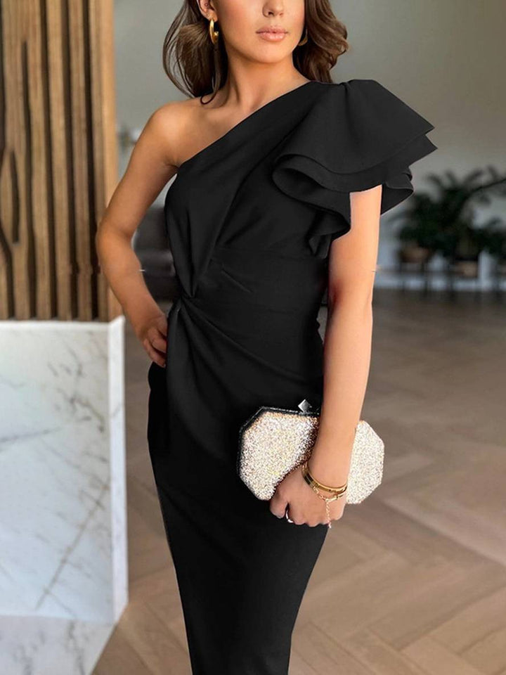 Robe asymétrique chic, fente sensuelle, pour femme recherchant élégance et glamour en soirée.