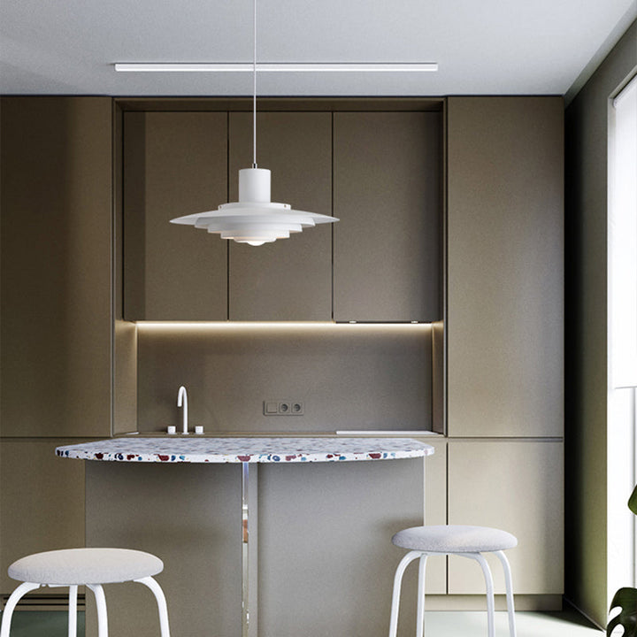 Lustre LED design nordique, forme géométrique épurée, s'intègre parfaitement dans un intérieur moderne.