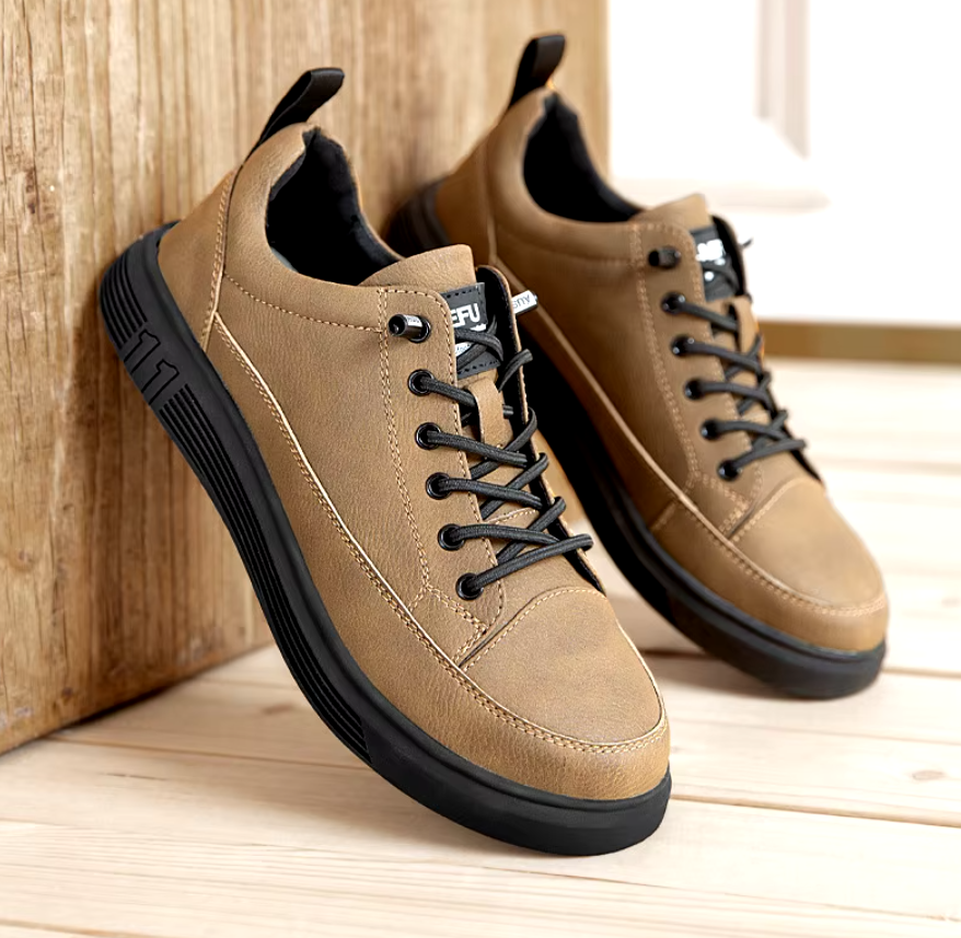 Chaussures de sécurité noires sans lacets, protection acier. Idéales pour industrie, robustes et confortables.