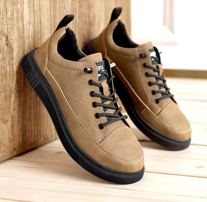Chaussures de sécurité noires sans lacets, protection acier. Idéales pour industrie, robustes et confortables.