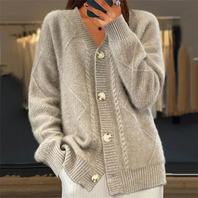 Cardigan tricoté femme col V, doux et élégant, parfait pour l'automne et l'hiver. Idéal pour superposition chic.