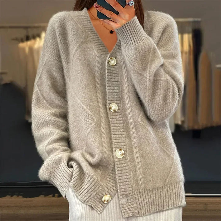 Gilet cardigan femme manches longues et boutons, doux et chic pour la saison automne-hiver.