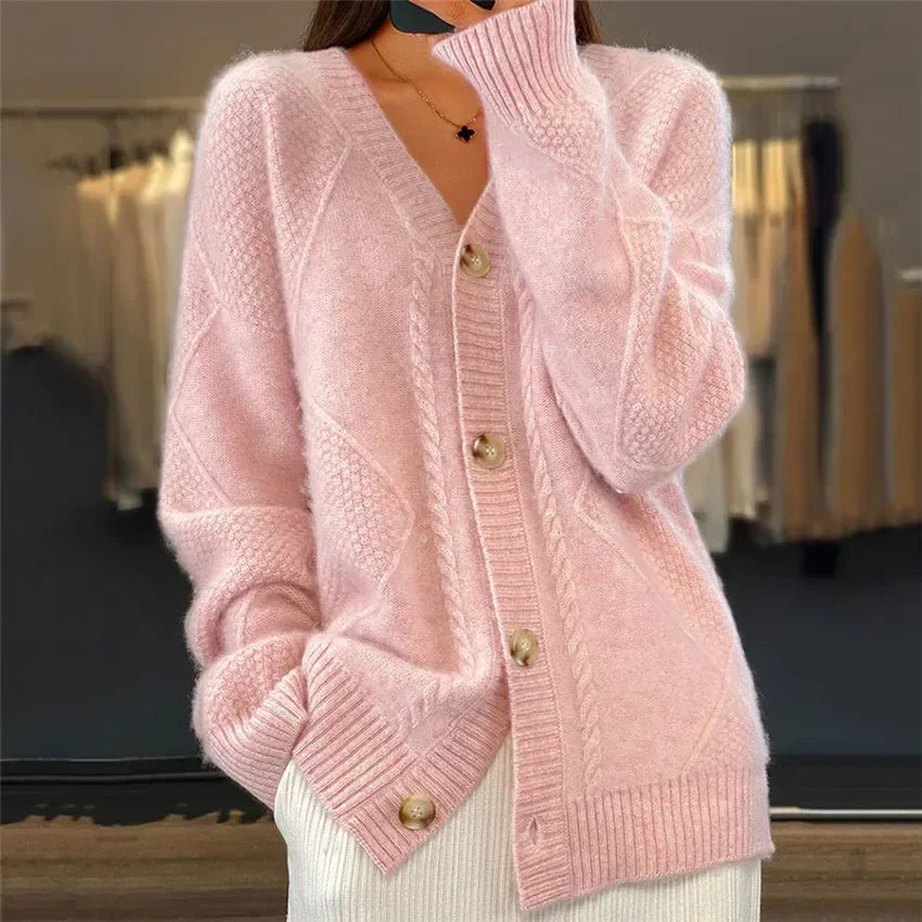 Cardigan femme doux à boutons, créant une tenue confortable et chic pour les jours froids.