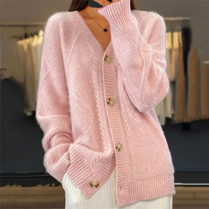 Cardigan femme doux à boutons, créant une tenue confortable et chic pour les jours froids.