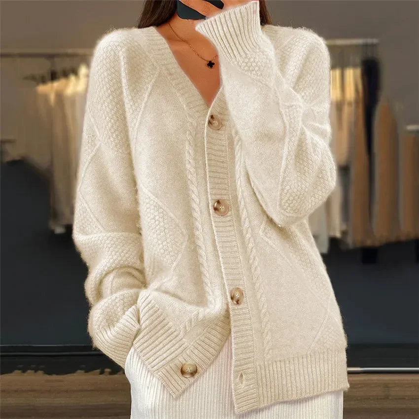 Cardigan élégant tricoté pour femme, col en V. Douillet et chic, idéal pour une superposition confortable au quotidien.