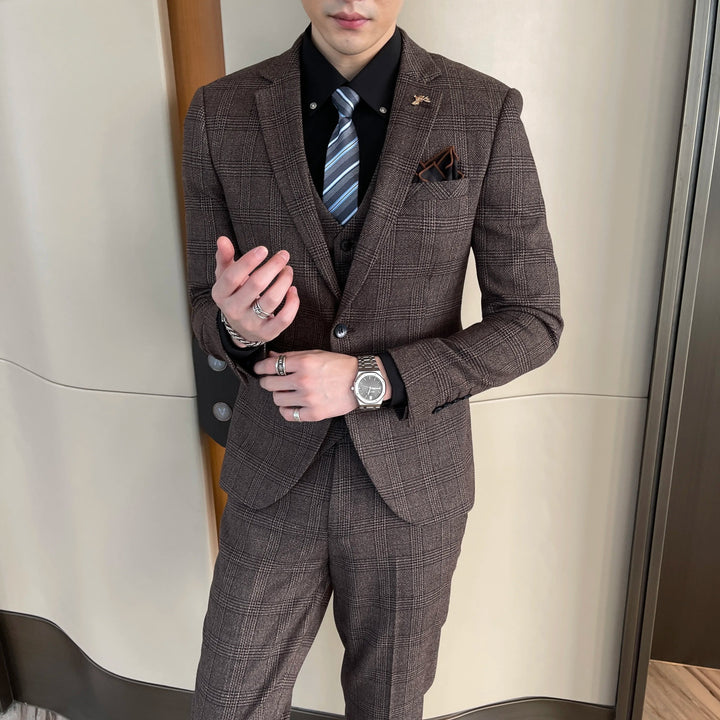 Costume bleu homme 3 pièces, coupe ajustée à carreaux, style moderne et chic pour la mode masculine.