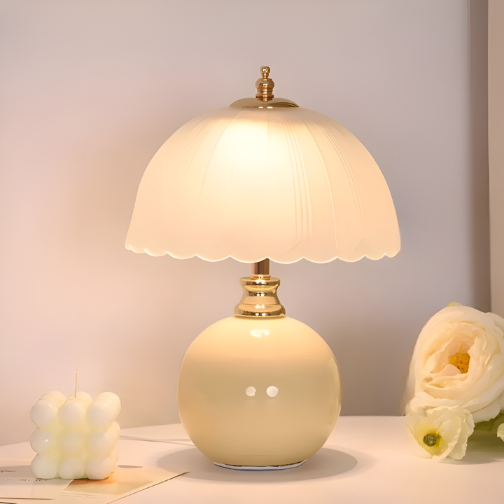 Lampe de table dôme en céramique pour une décoration intérieure moderne et raffinée du salon.