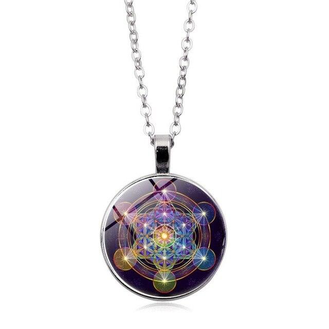 Design unisexe : pendentif énergétique 7 chakras et symbole cube de Métatron pour protection et vitalité.
