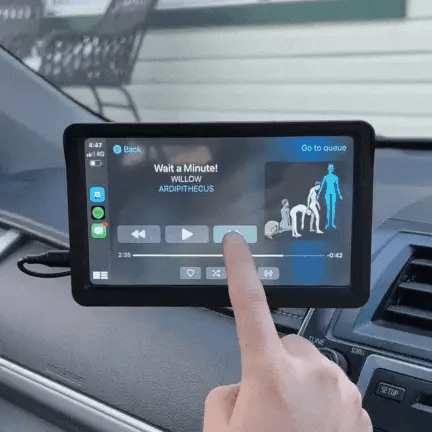 Écran DrivePlay intelligent avec Dashcam et aide au stationnement pour améliorer la sécurité routière.