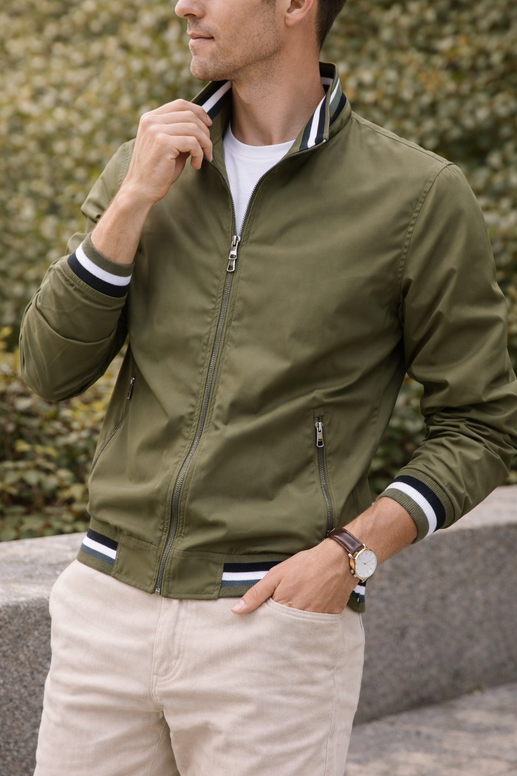 Homme portant une veste zippée légère et élégante. Parfait vêtement quotidien pour un look moderne et confortable.