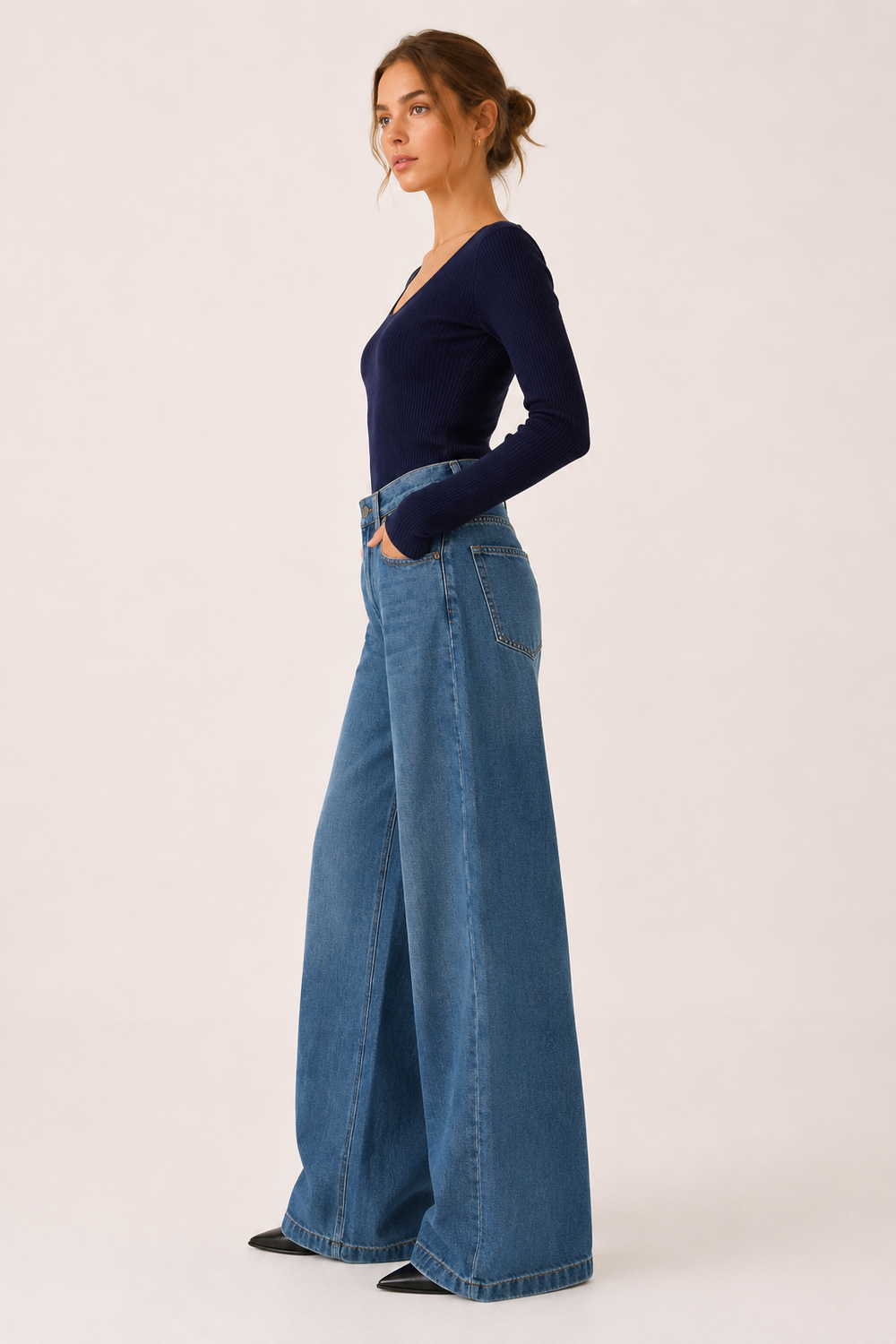 Pantalon jean femme taille haute et coupe droite, style baggy. Jambes larges, parfait pour une mode décontractée et tendance.